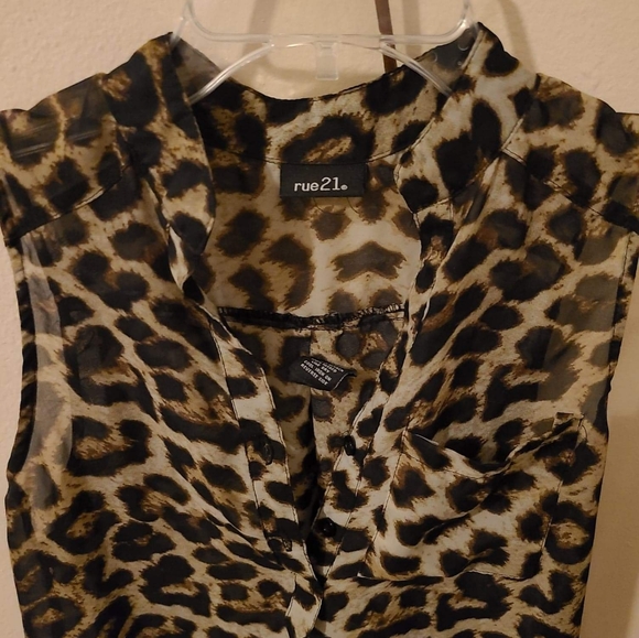 Cheetah print sleeveless blouse - Picture 2 of 4